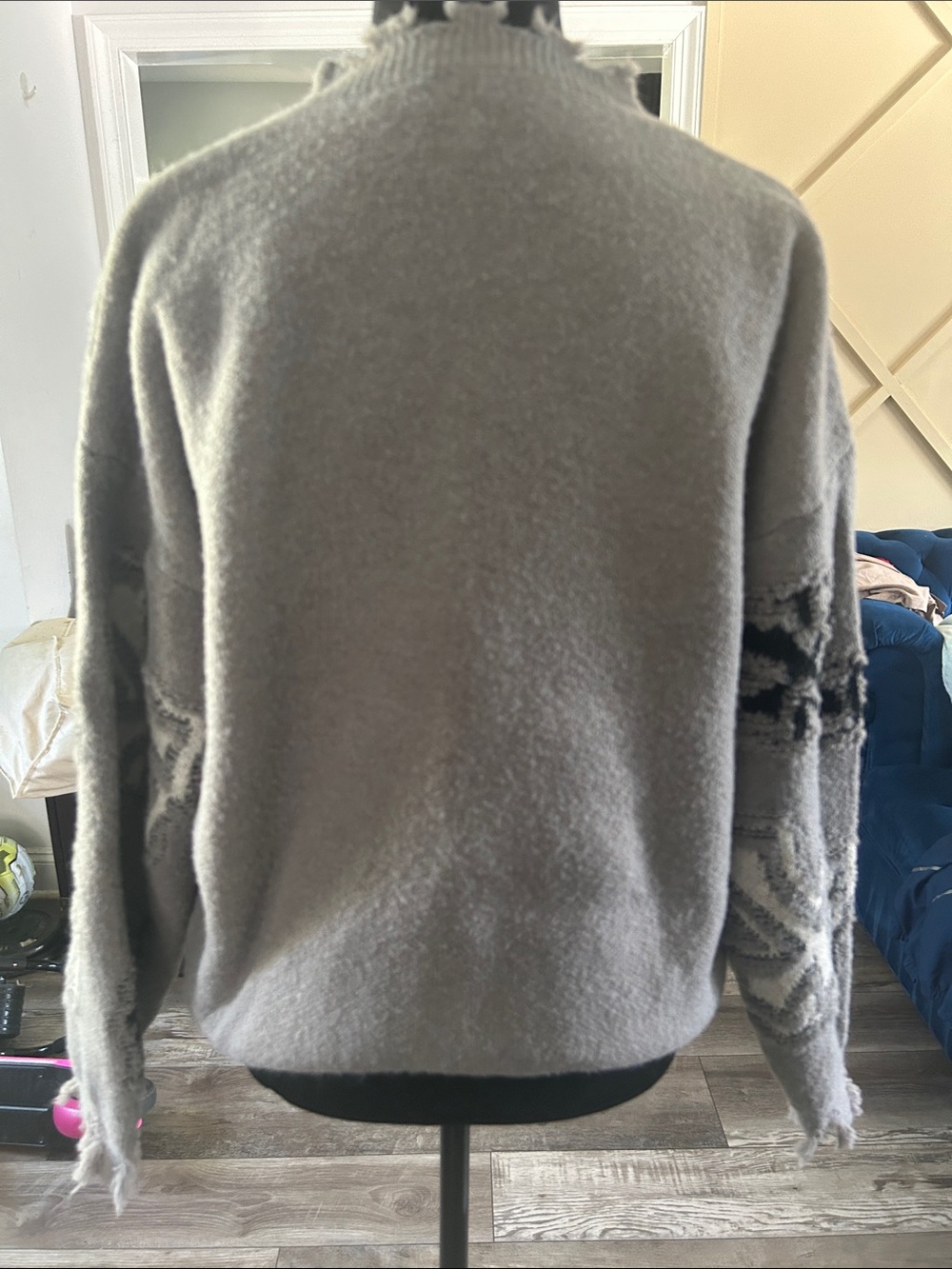 Men's Gray Distressed Cross-Pattern Sweater - Picture 2 of 4